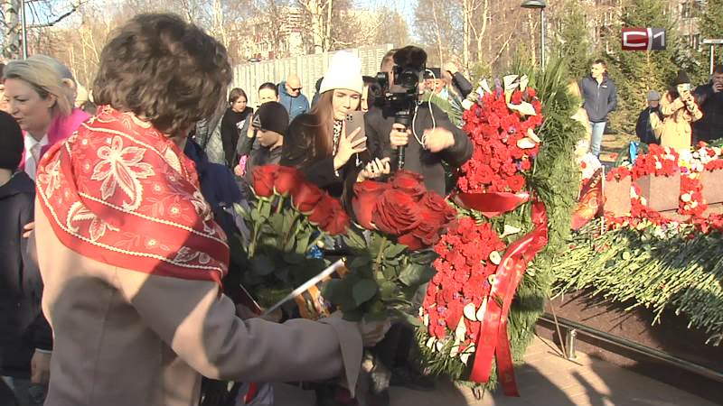 Наталья Комарова возложила цветы к Вечному огню в Сургуте