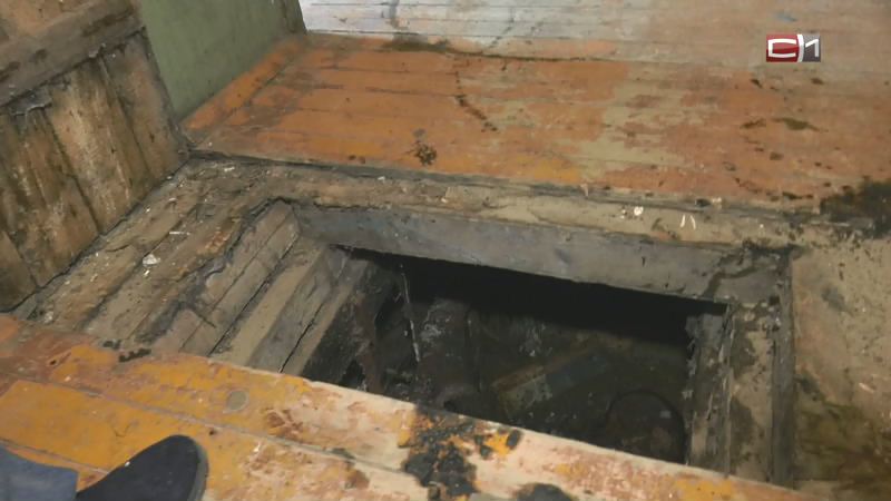 Жильцам дома в Белом Яре пришлось неделями терпеть запах канализации в квартирах