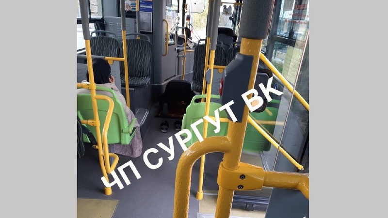 Водитель автобуса в Сургуте во время остановки совершил намаз прямо в салоне
