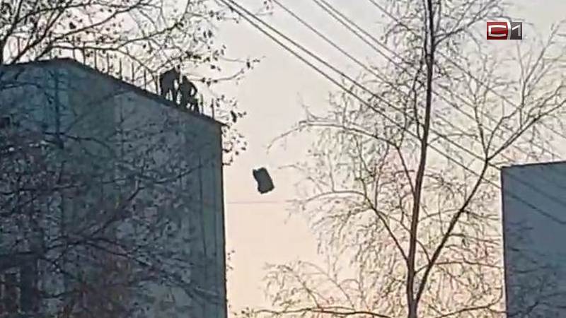 Рабочие в Сургуте бросали мешки с многоэтажки, создавая угрозу прохожим. ВИДЕО