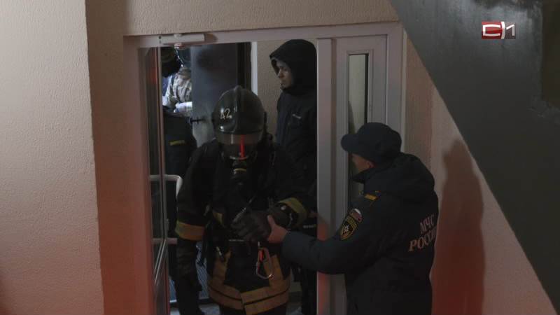 На 25 этаж в полной экипировке: спасатели Сургута посоревновались в выносливости
