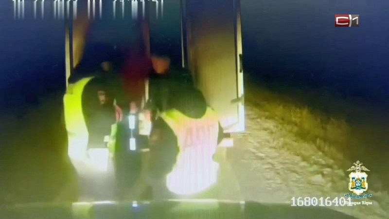 Полицейский патруль спас замерзающего на трассе в Югре водителя «Газели»