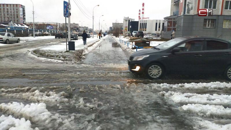 Снегопад в Сургуте спровоцировал огромные пробки на дорогах