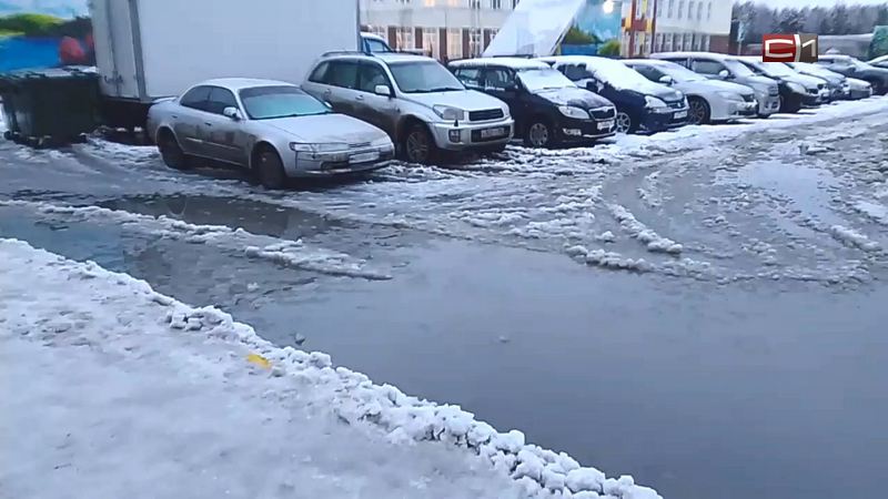 Снежная каша на дорогах Сургута за полдня превратилась в ледяные глыбы