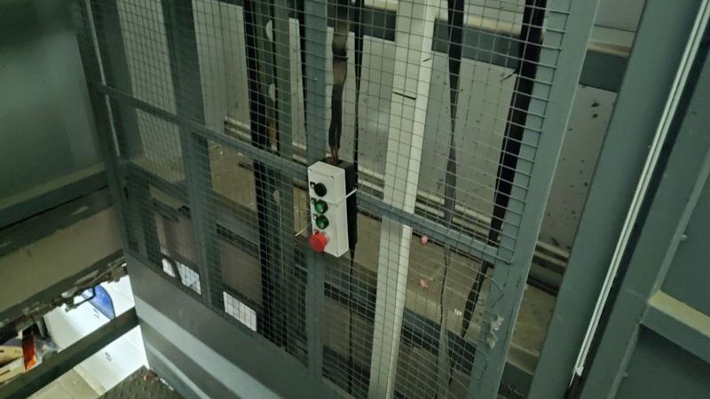 В СК раскрыли детали гибели мужчины, которого придавило лифтом в Югре