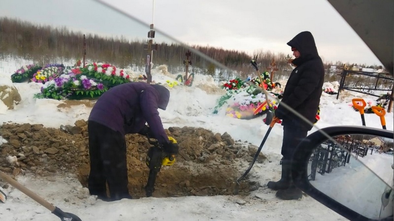 Югорчане не могли похоронить мать из-за нехватки могил - пришлось копать самим