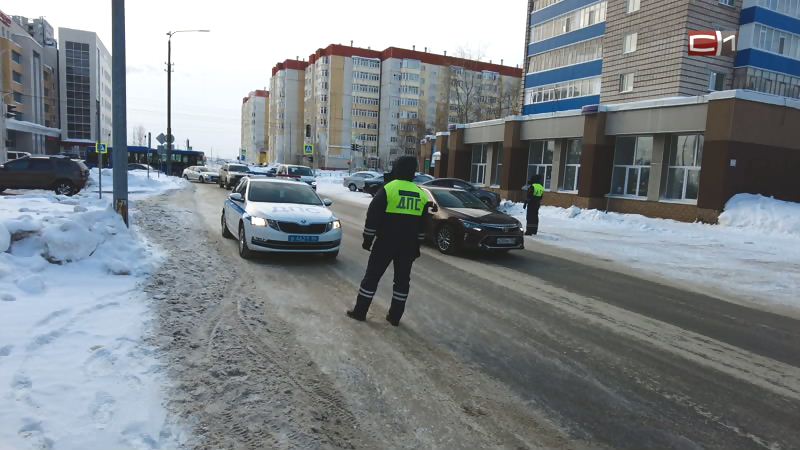 Более 30 водителей с плотной тонировкой выявили в Сургуте, пока лишь предупредили