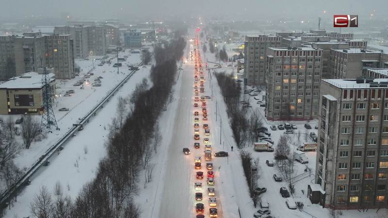 В мэрии Сургута объяснили, почему на дорогах города вечные пробки