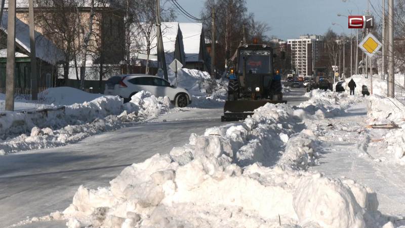 В Сургуте на уборку снега перед потеплением бросают все силы