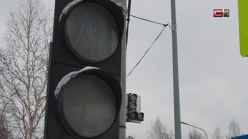 Светофор отключился на оживленном перекрестке дорог в Сургуте