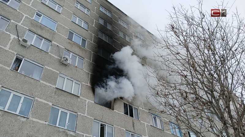СРОЧНО! Крупный пожар в многоэтажке Сургута — люди не могут выйти из дома. ВИДЕО