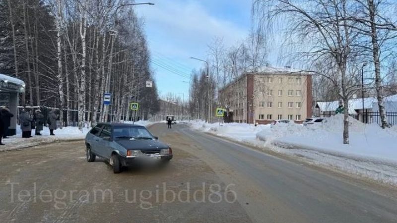 В Сургуте машина сбила девушку, которая пыталась перебежать проспект Набережный