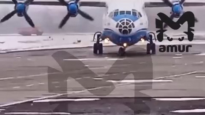 Самолет Ан-12 из Нижневартовска аварийно сел в Комсомольске-на-Амуре