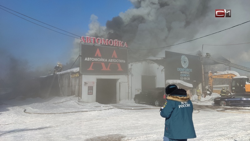 В Сургуте горит СТО на улице Терешковой — дорога перекрыта