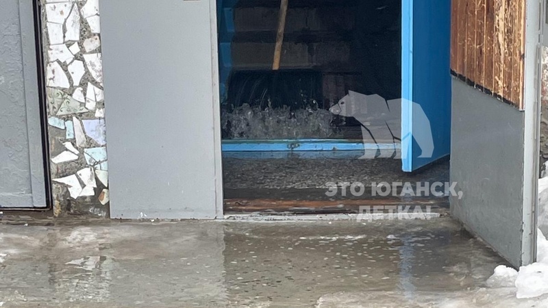 В Нефтеюганске жители многоэтажки пожаловались на затопленный вход в подъезд