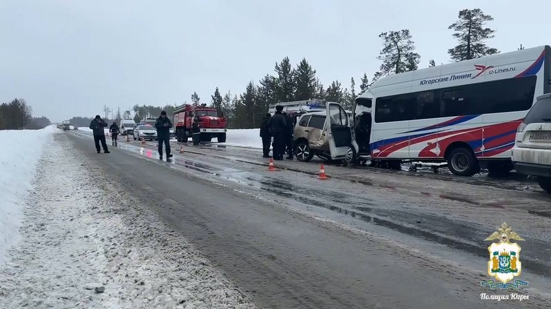 «Нива» врезалась в рейсовый автобус в Сургутском районе — 3 человека погибли