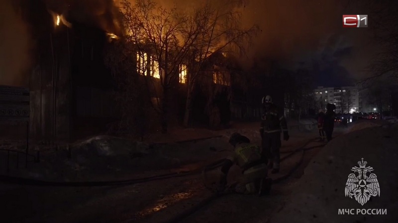 Поджог или случайность? В Нефтеюганске сгорел расселенный дом