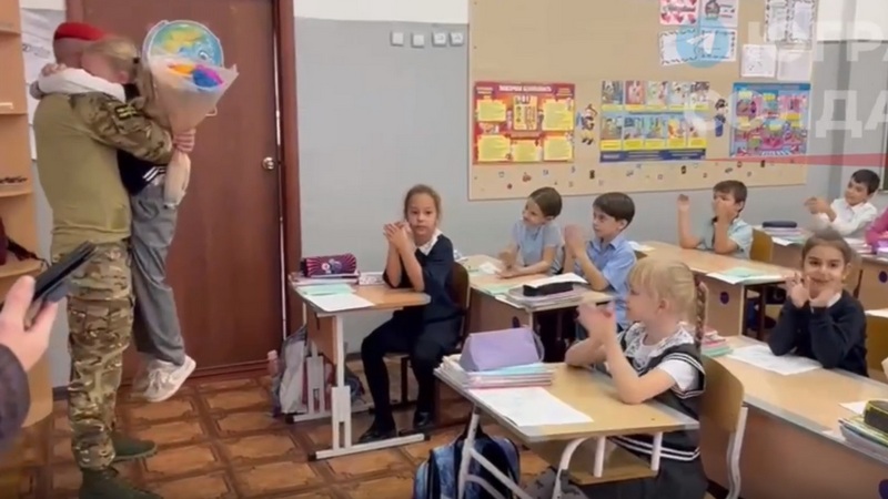 Вернувшийся с СВО югорский боец сделал сюрприз своим детям прямо в школе