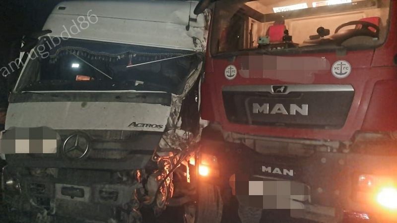 В Нефтеюганском районе столкнулись грузовик и «Мерседес»