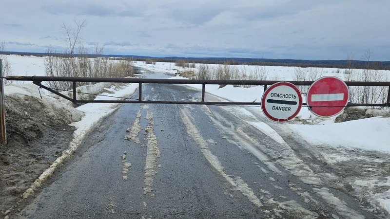 Несколько автомобилей застряли на закрытом зимнике в Югре