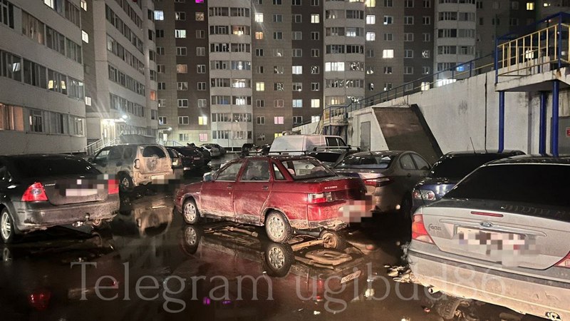 В Сургуте нетрезвый водитель протаранил несколько авто во дворе 