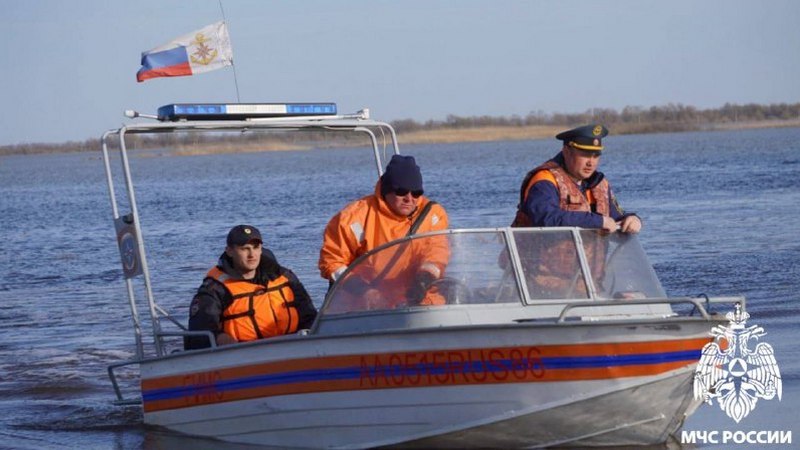 В Югре мужчина умер после падения с лодки во время запуска двигателя