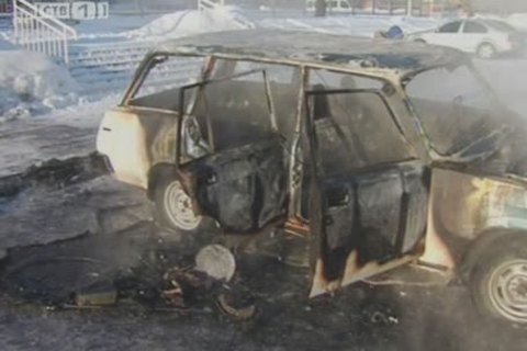В Сургуте на стоянке у детской поликлиники сгорел автомобиль