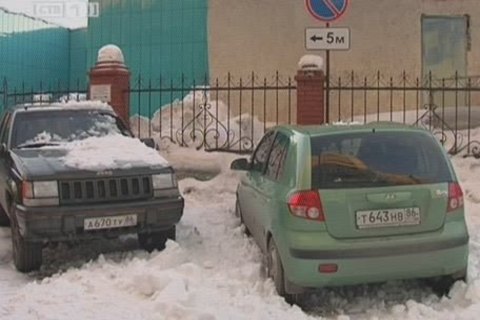 Два автомобиля были повреждены снегом