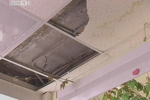В 46 школе Сургута рушатся потолки