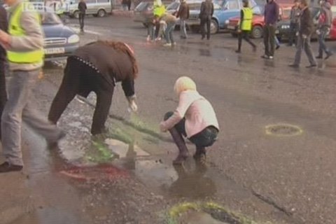 Водители в Сургуте раскрасили выбоины на дорогах