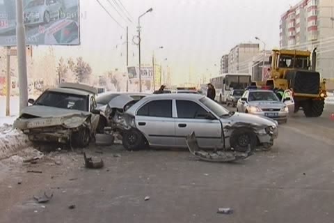 По вине пьяного водителя в Сургуте столкнулись 3 автомобиля
