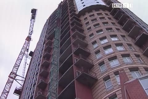 В Сургуте на стройке рабочий упал с девятнадцатого этажа
