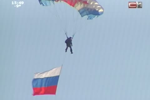 Небо Сургута расцвело флагами - в городе прошло шоу парашютистов