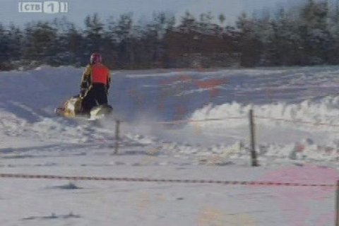 Югорские экстремалы соревновались в умении быстро ездить на снегоходах