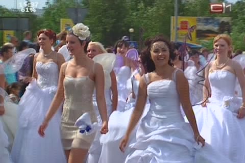 День города в Сургуте отметили парадом невест, молодых мам и велосипедистов