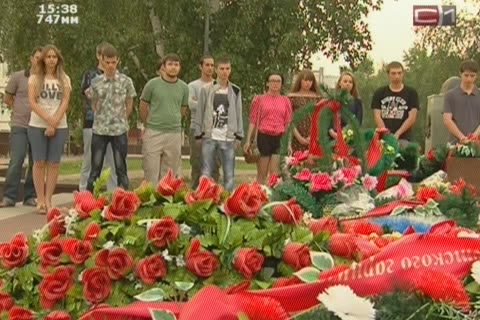 В День памяти и скорби у Мемориала Славы собралась сургутская молодежь