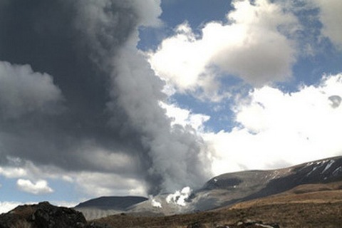 В Новой Зеландии извергается вулкан Тонгариро