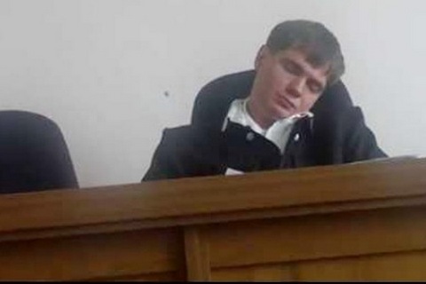 Заснувший на заседании судья отправлен в отставку