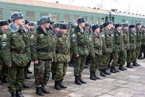 Российских солдат заставят бросить курить: табак заменят сладостями