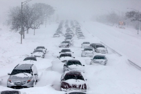 Под Оренбургом из-за ДТП и непогоды в снежном плену оказались более 300 автомобилей