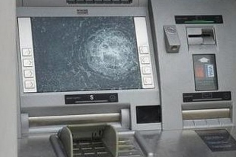 В Сургуте хулиган сломал палкой банкомат 