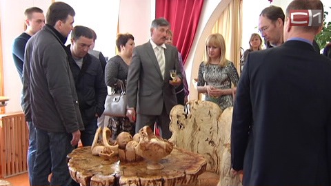 В Сургуте представили скульптуры и предметы интерьера из дерева