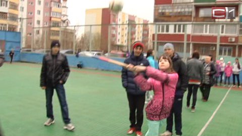 Сургутская детвора выяснила, кто из них лучше играет в лапту