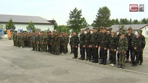 Школьники Сургута надевают военную форму