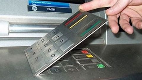 Будьте осторожны! В Югре мошенники считывают PIN-коды банковских карт скиммером