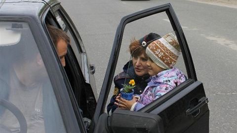 «Возьмите цветочек». Малыши Сургутского района поблагодарили образцовых водителей