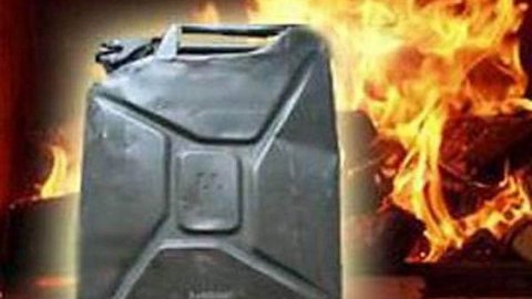 В Мегионе мужчина пытался сжечь себя перед зданием полиции. ВИДЕО