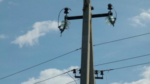 На месторождении в Сургутском районе на электрика рухнула опора ЛЭП