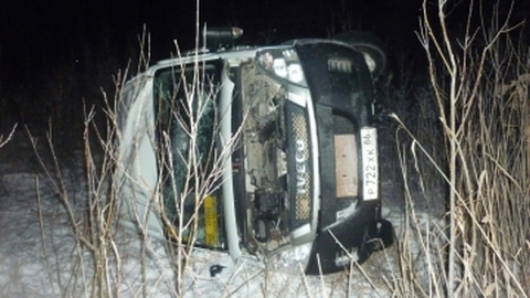 Под Ханты-Мансийском перевернулся микроавтобус из Сургута. Четверо пострадали