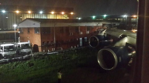 В ЮАР самолет British Airways протаранил крылом здание. ФОТО
